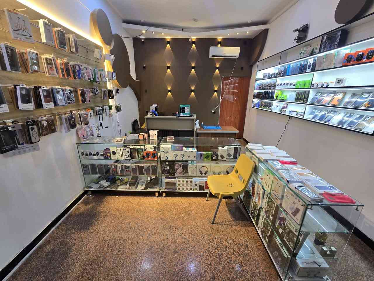 فاترينات  جام + فاترينه عرض مبايلات +رفوف مثل مموضحه بالصور استعمال فقط 5 أشهر + تعلاكة مال هوكات ووياها50 هوك البيع شلع مره وحده ***********
