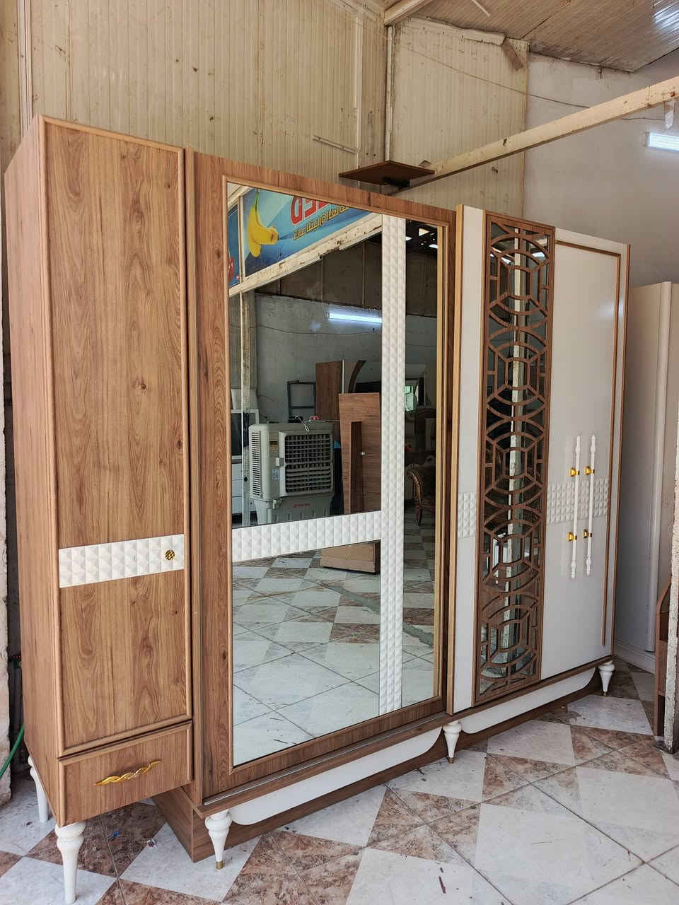 غرفه نوم تركيه 7 قطع 
📍 الموقع: كركوك – شارع صلاح الدين (خان تمر) – قرب ماركت صباح.
📞 للإستفسار والحجز المباشر:
هاتف: ***********
واتساب: ***********
📱 تابعونا للمزيد من العروض الحصرية:
تيك توك & إنستغرام: aslan_kirkuk
🚚 التوصيل: متوفر داخل كركوك فقط.
🔄 ملاحظة: (إذا عندك غرفة تريد تبيعها.. نحن نشتري غرف النوم والأثاث المستعمل أيضاً! أرسل لنا الصور على الخاص أو الواتساب ونعطيك أفضل سعر).
معرض أصلان.. نورتونا، وبيتنا بيتكم! 🦁🌹
