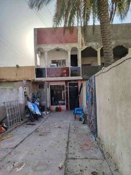 دار طابو صرف للبيع او مراوس بيت كاع اراوس مستعجل ماساحت البيت ( 130 متر ) واجهت البيت 4و ربع نزاله 30 متر ( العنوان الشعب بوب الشام شارع المشایخي قرب ملعب رسول ) طابقین بناء طابوك صب 
مسلح يحتو غرف نوم ثنین 5 في 4 
+ استقبال 8 في4+ مطبخ 5 في 4+ صحیات دخلیه وخارجیه + صاله 4 في 4 + ترك 1 في 4+ 
طرمه 13 في 4 البيت بسمي  للتصال *********** بي وتساب
