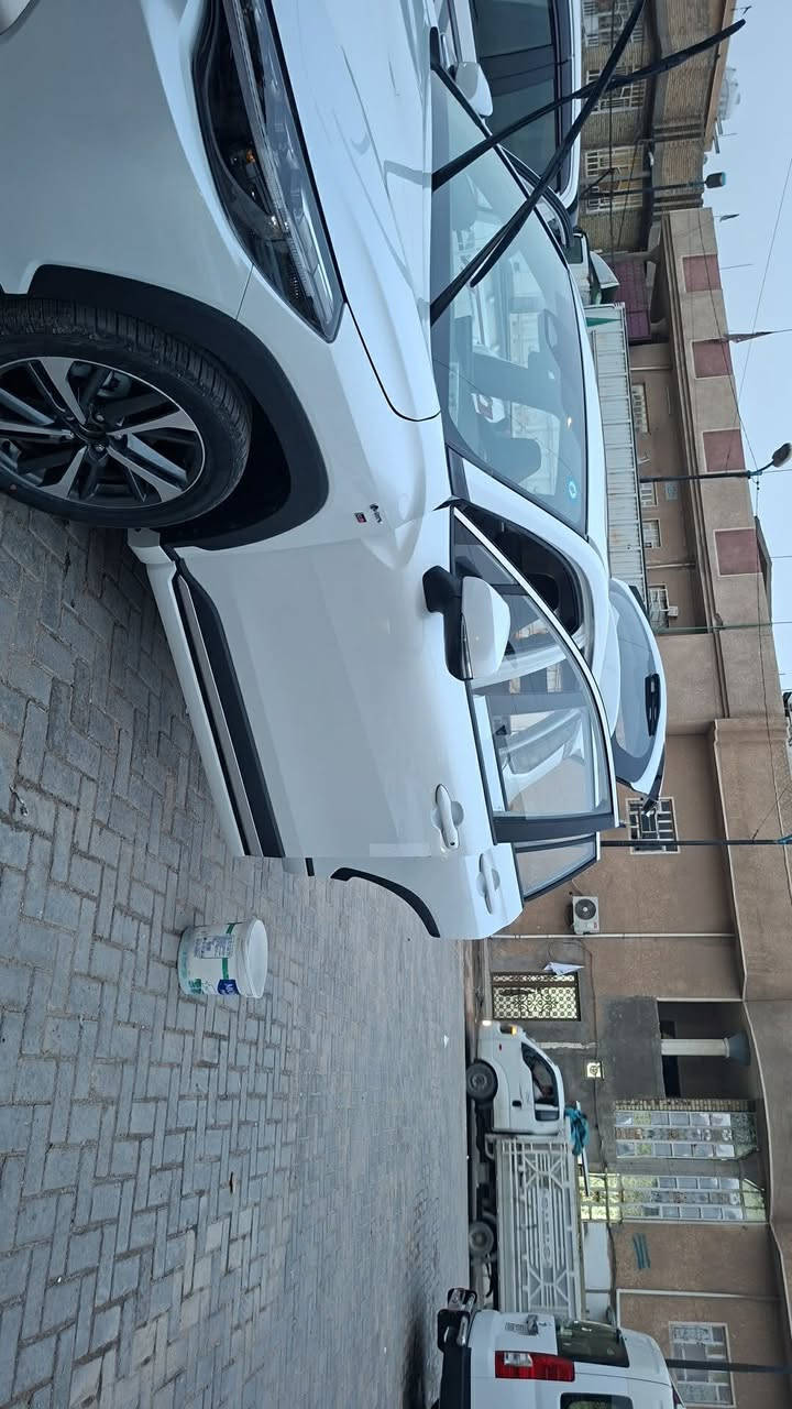 السلام عليكم للبيع تيوتا فرونت لاندر فول مواصفات GR  موديل ٢٠٢٥ ماشيه ٢٠٠٠ يعني زيرو كشن كهرباء فتحه بصمه السياره زيرو السعر 213  ورقه وبيها مجال بسيط  للاتصال بالرقم *********** مكاني بغداد م الصدر
