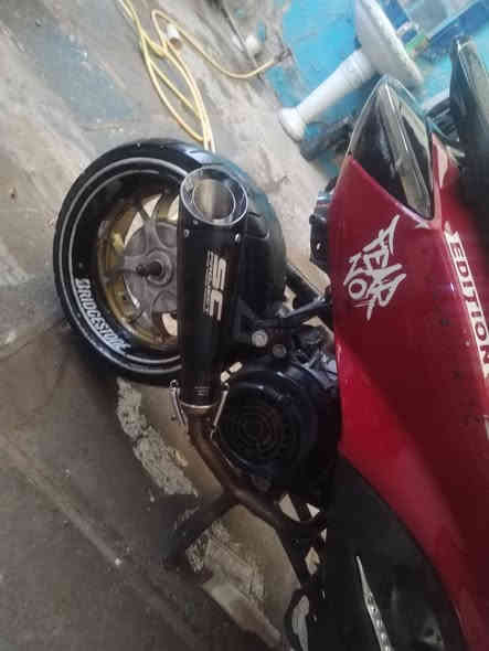 السلام عليكم سكنس للبيع الدراجة شغل واطلع وياهة صالنصات 3 وبيهة تزويد مبين بالصور رايدهة ب 750 مكاني بغداد شعلة
***********
