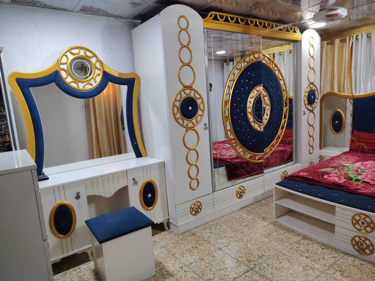 السلام عليكم للبيع غرفه تركيه نضافته ٩٨٪  العدد9 قطع مثل ماوضح بالصور عنواني بغداد الشعله السعر ٨٥٠ رقم ***********
