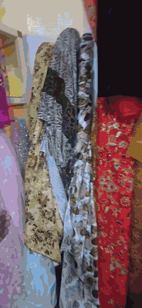 هەموو قوماشەکانی ناو ئەم دوکانە بۆ فرۆشتن
کێ ویستی لە خزمەتیام بە سیعری زۆر گونجاو
***********
ڤایبەر و واتس ئاپ
