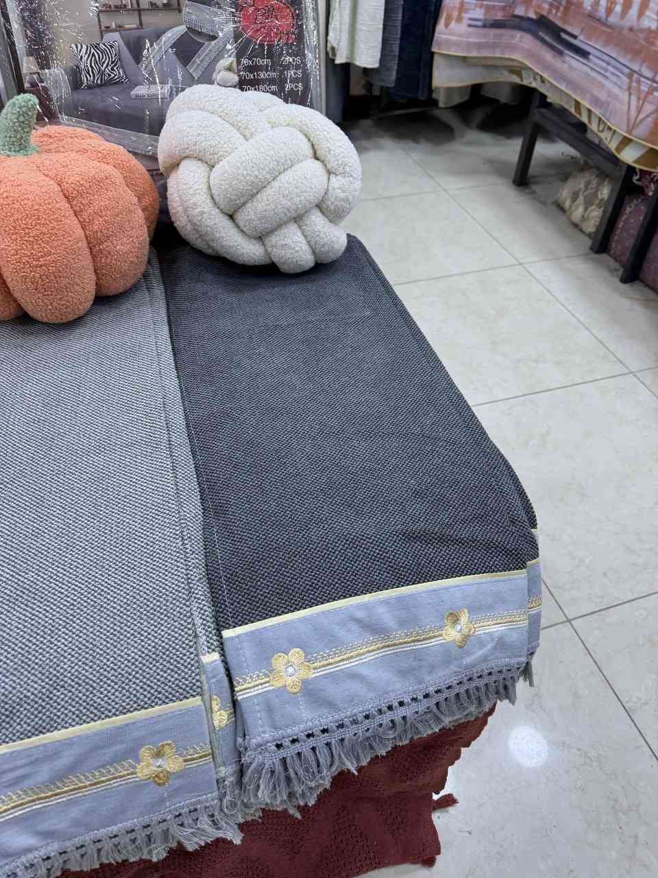 سيت مقعد قنفات مقدف ومحفر مع سوتاج مطرز (5 قطع للمقعد فقط) 
الظهر مانع تزحلق حبيبات تمنع عبور الماء قياس كبير نظام تركي (3+3+2+1+1)
القطعه الكبيره (176*75) عدد 2
القطعه الوسط (125*75) عدد 1
قطع الكراسي (65*75) عدد 2
السعر (35)✅
متوفر توصيل بغداد 5  الاف🚕🚕


**إذا كنت صاحب هذا الإعلان وتريد حذفه لأي سبب، رجاءا أرسل رسالة إلى الدعم الفني**