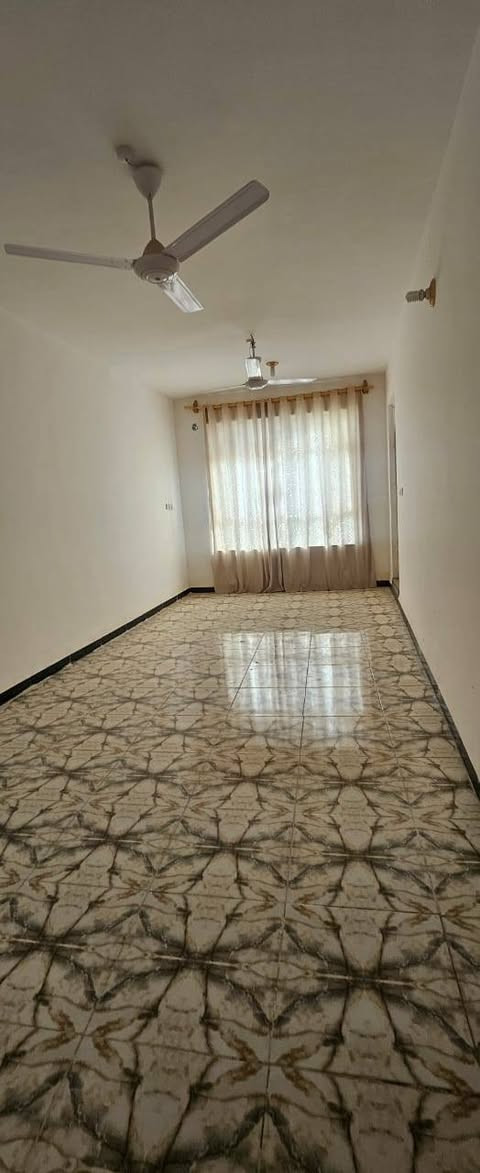 دار سكن للبيع 

المساحه ١٢٥متر واقع حال ١٧٥ متر 

البناء كونكريت طابقين جديد 

المكان حي الأمين الأول على ساحه قرب هاجر 

السعر ١٨٠ وبي مجال 

مكتب الروان للعقار  شارع المستشفى قرب بيت ياس خضر لقم


**إذا كنت صاحب هذا الإعلان وتريد حذفه لأي سبب، رجاءا أرسل رسالة إلى الدعم الفني**