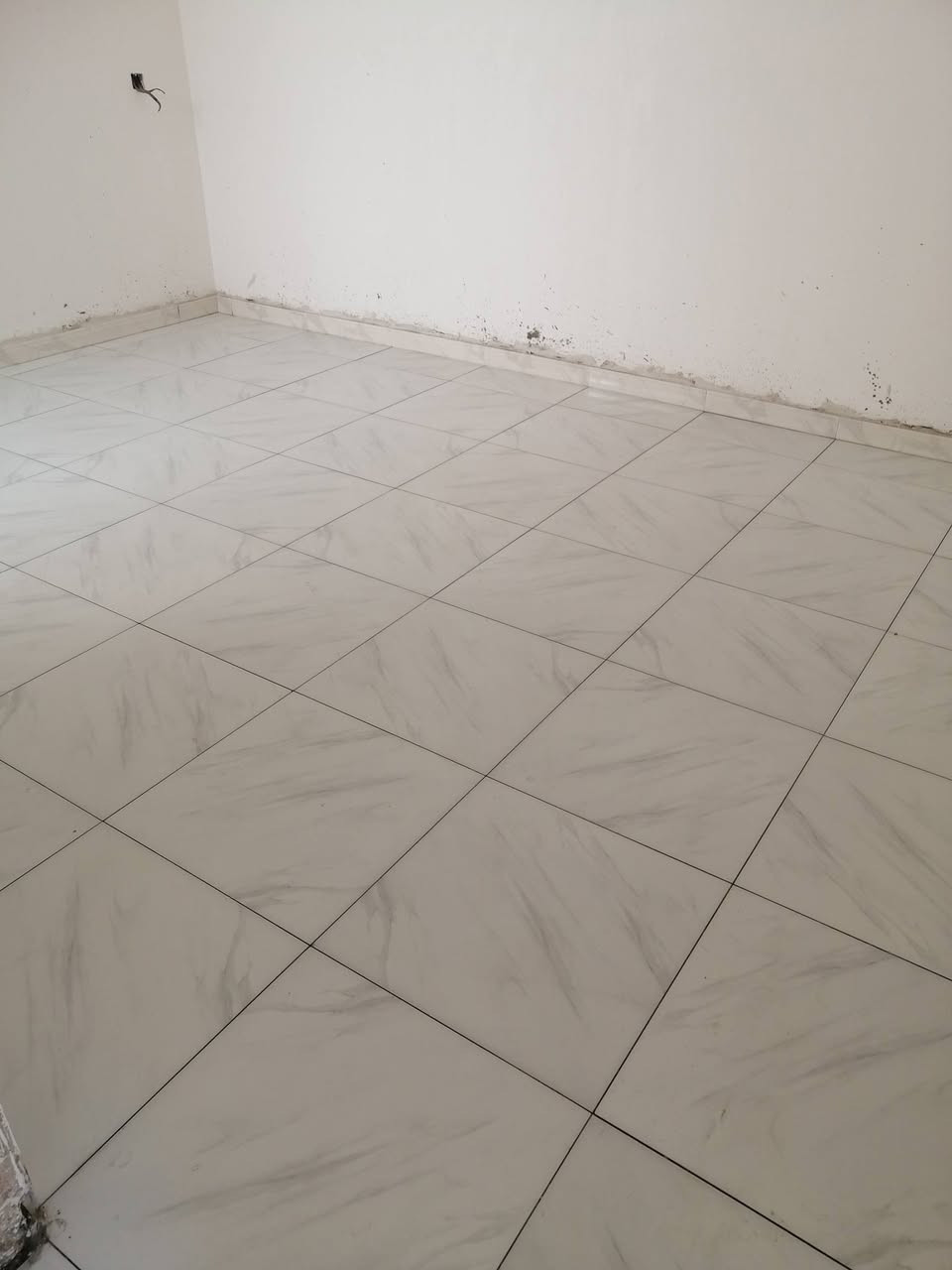 يوجد اثنين خلفه سيراميك وبورسلين ومرمر وكاشي درجه اولى رقم الموبايل وعلى الواتس ***********
