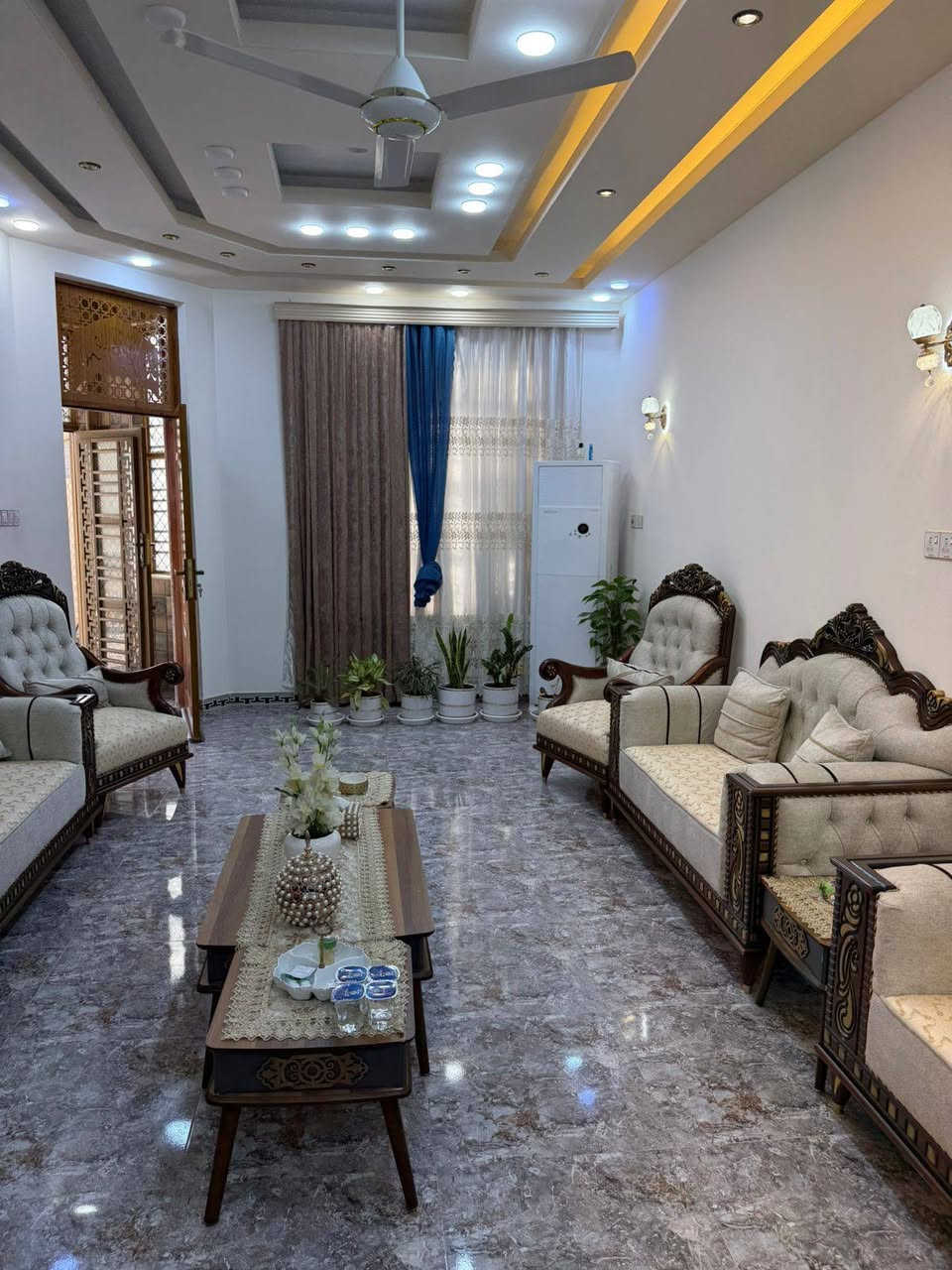 بسم الله الرحمن الرحيم
اللهم صل على محمد وآل محمد
بيت حي الخضراء مقابيل معارض السيارات في الكوت 
لمساحه ٢٥٠ 
استقبال ٨*٤
صاله داخليه ٥ في ٩
مطبخ ٥*٤،٥
غرف نوم جوه ٥*٤
الطابق الثاني غرفه ٤*٨
غرفه ٥*٤،٥
الصاله الطبق الثاني ٥*٧
سطح اول بوسلين والسطح الثاني اشتايكر
السعر ١٦٠ وبي مجال تفاصيل أكثر اتصل رقم الموبايل ***********
