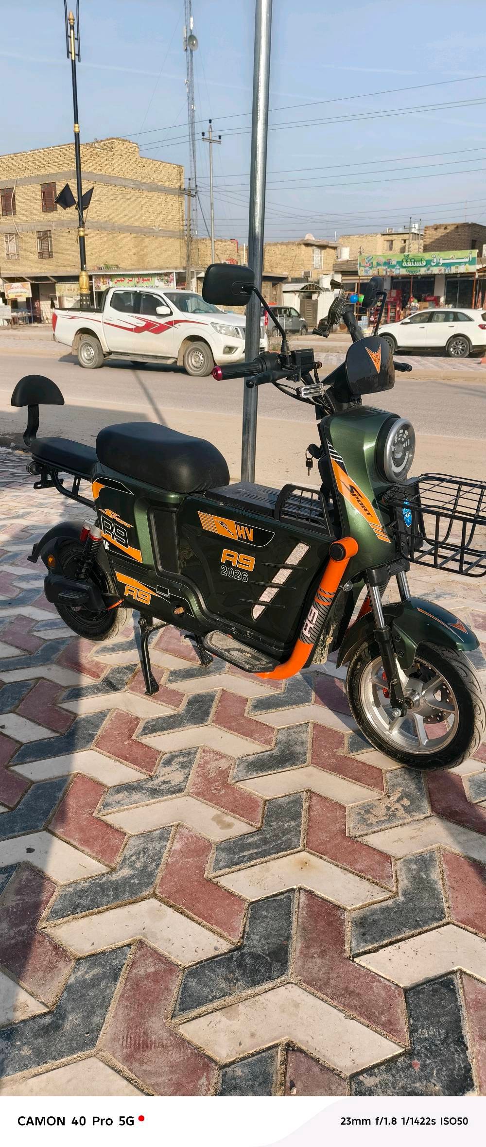 دراجة كهربائية أنيقة موديل R9، مثالية للتنقل داخل المدينة بأسلوب ومريح. الجهاز بحالة ممتازة ومزود بسلة أمامية لتسهيل نقل الأغراض. التصميم مميز بألوانها العصرية الجذابة.