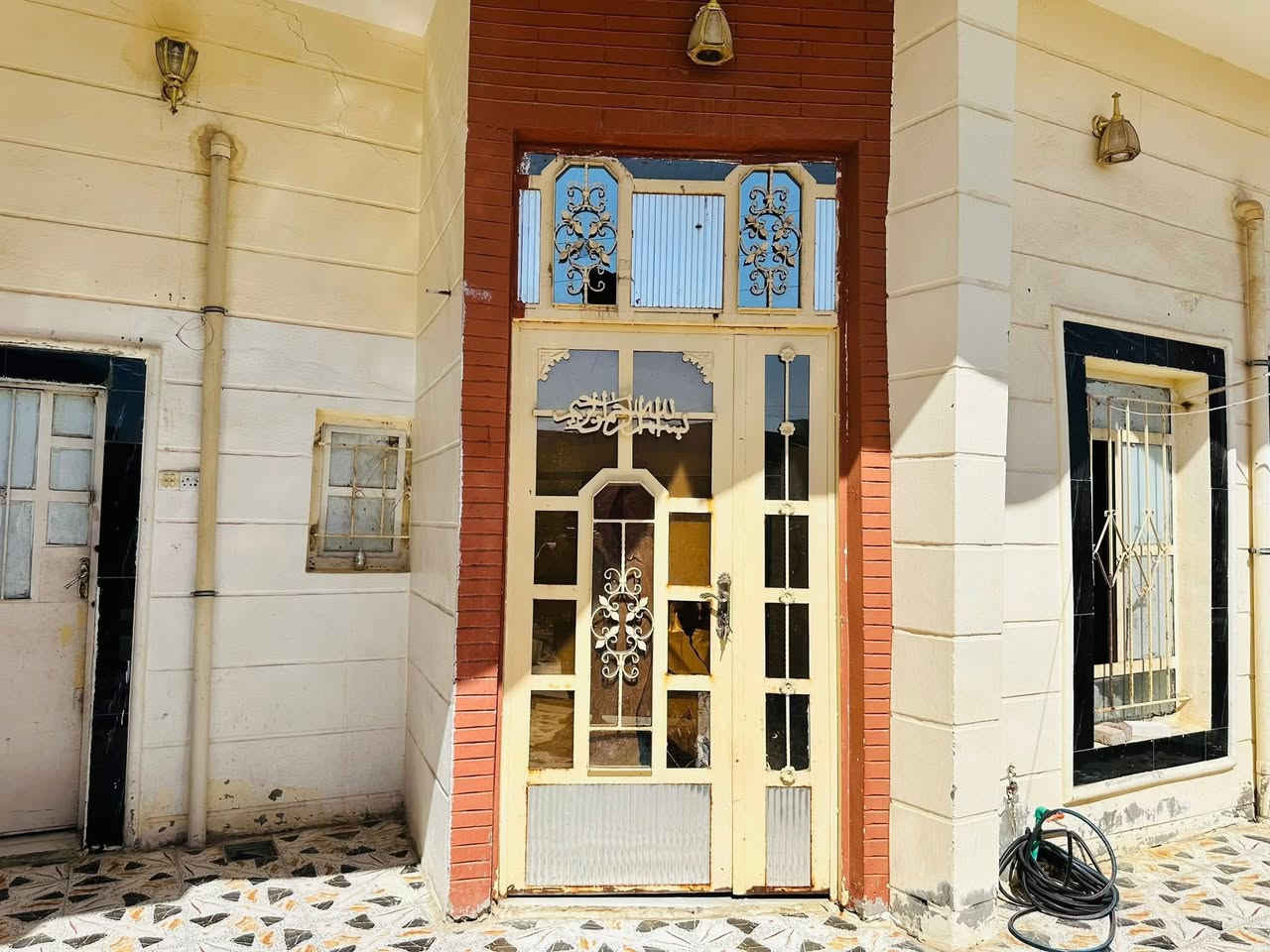 بيت للأيجار في الرمادي القادسية الثانية قرب جسر القاسم خلف شارع ٣٠ قريب على كورنيش التاميم 
مساحة البيت ٢٠٠ متر يتكون من غرفتين وصاله ومطبخ واستقبال وكلدور وحمام داخلي وخارجي ومقابل البيت حديقه عامه 
بيت مستقل وحده
التواصل عبر الهاتف مع صاحب الدار حصرا وليس مكتب عقار ولايوجد دلاليه 
*********** 
بدل الايجار ٥٠٠ الف
