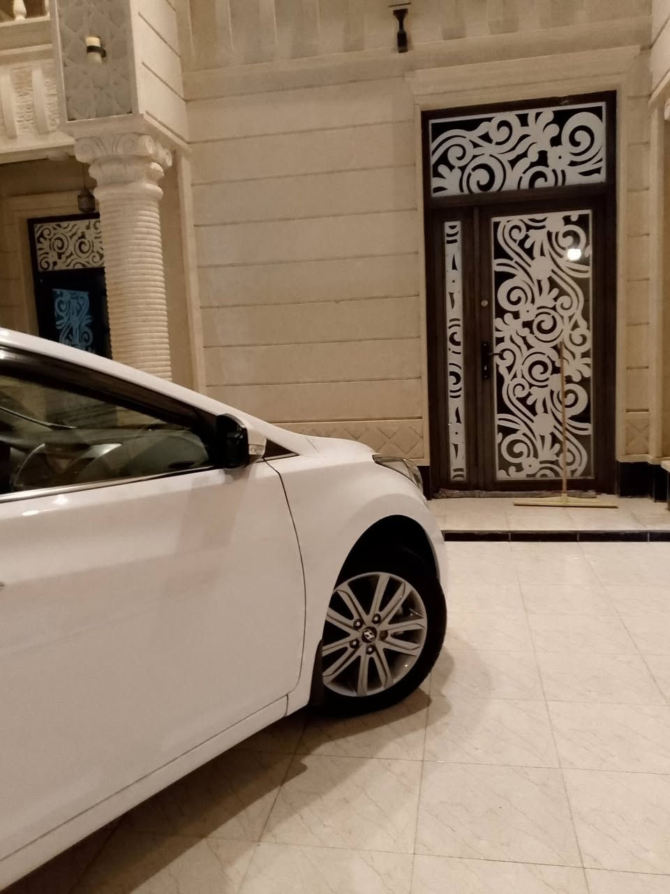 سلام عليكم
*للبيع هيونداي النترا 2014 خليجي - فول 1/1 Limited*

*المحرك *
- محرك 1.8 لتر 4 سلندر DOHC MPI دوش
- قوة 148 حصان
- كير اوتوماتيك 6 سرعات
- دفع امامي
- فتحة سقف سلايد
- ويل 17 انج اصلي
- لدات امامية + لد نهاري DRL
- مري كهرباء طي + تسخين + غماز
- مقاعد قماش
- شاشة + كاميرا رجوع + سنسرات خلفية
- تبريد ثلج
- مثبت سرعة + تحكم كامل بالستيرن  
- تدفئة ستيرن
- 6 ايرباكات + ABS + ESP

*ملاحظة*: السيارة مكفوله من الصبغ و البارد بيه رصعه باب السايق فقط و تكحيل بل اهلال 

السعر: 130وبيه مجال 
العنوان: صلاح الدين تكريت 
السيارة جاهزة ع اخر حبايه 
ه‍***********
