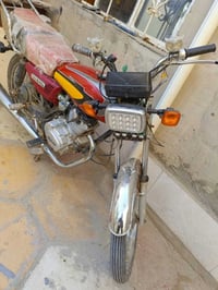 شباب  دراجه للبيع  كله شغاله  بس كلك كلك  السعر 350وبيه مجال 078598419...