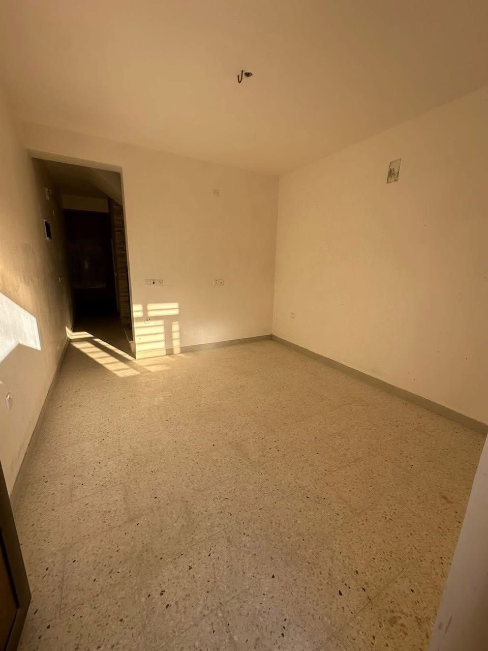 #للايجار____في____السيدية
عقار 50 متر

2 نوم صالة مطبخ خدمات

الايجار 850 الف

للاستفسار : ***********

مكتب الفهد الهندسي مقابيل الحكم سنتر
