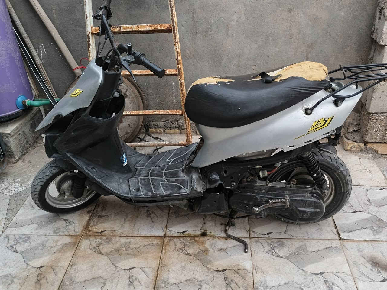 سلام عليكم دراجه بيجي مامفتوحه للبيع 
مكاني ناصريه مركز ب250وبيها مجال لشرايه***********
