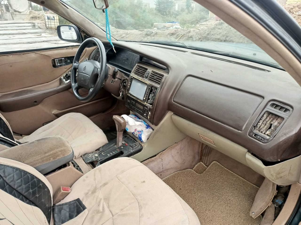 السلام عليكم سيارة إفلوان مديل 1995 البيع سعر 27 وبها مجال ***********
