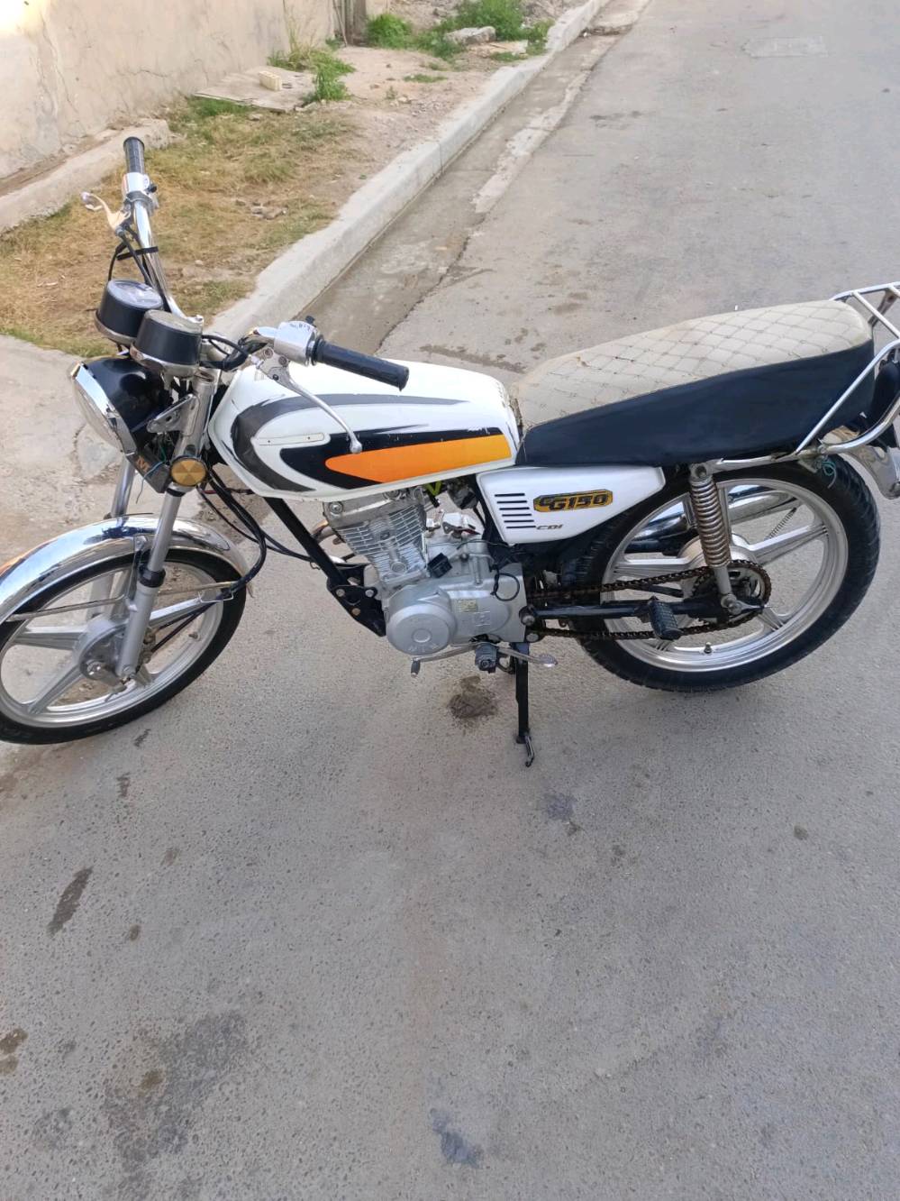 السلام عليكم دراجه للبيع مكينه مبدل بس ولفات نضيفه ما بيهة اي نقص السعر 450 و بيهة مجال  العنوان بغداد الشعب للاستفسار *********** واتساب