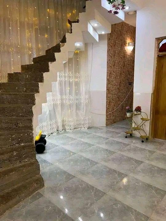 بسم الله الرحمن الرحيم
دار للبيع في الفلوجة حي جبيل قرب الجسر الثالث 
⚪المساحة 160م 
يبعد عن الشارع 40 الترابي 50م 
تفاصيل البيت 
_غرفة نوم 1
_صالة
_استقبال 
_مطبخ +منور 
_صحيات +كراج 
طابو زراعي سند 25 
السعر =60 قابل للتفاوض 
للاستفسار *********** الرمادي, الأنبار
