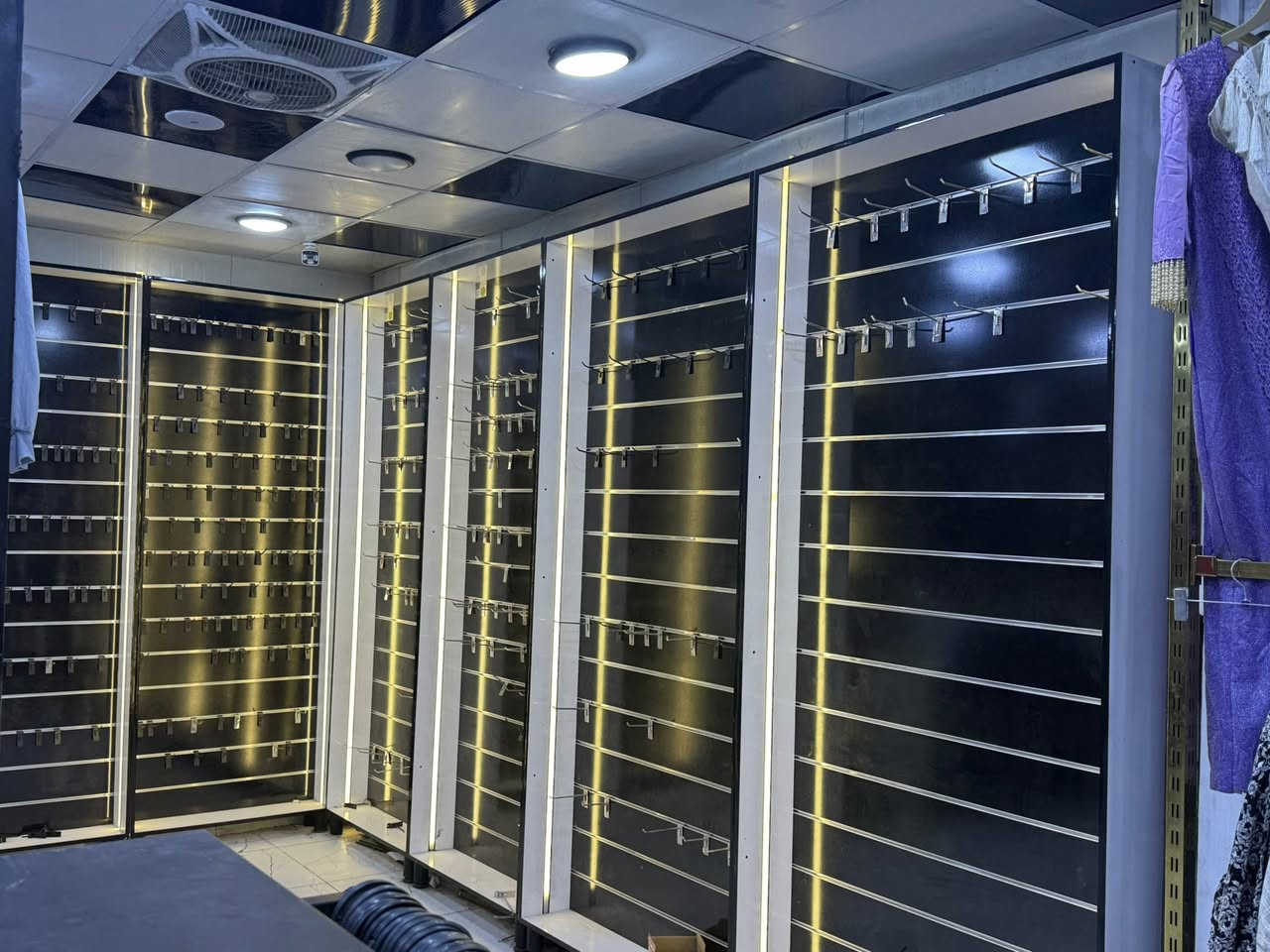 فاترينات مع لدات ٦ قطع استعمال شهر فقط الضهر بلوك السعر ٨٥٠ بيهن مجال بسيط العنوان بغداد البلديات 
للأستفسار ***********
