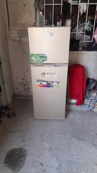 ثلاجه لبيع 9 قدم مستعمله قليل جديده  ايضا عبايه جديده لبيع هاتف 077092...