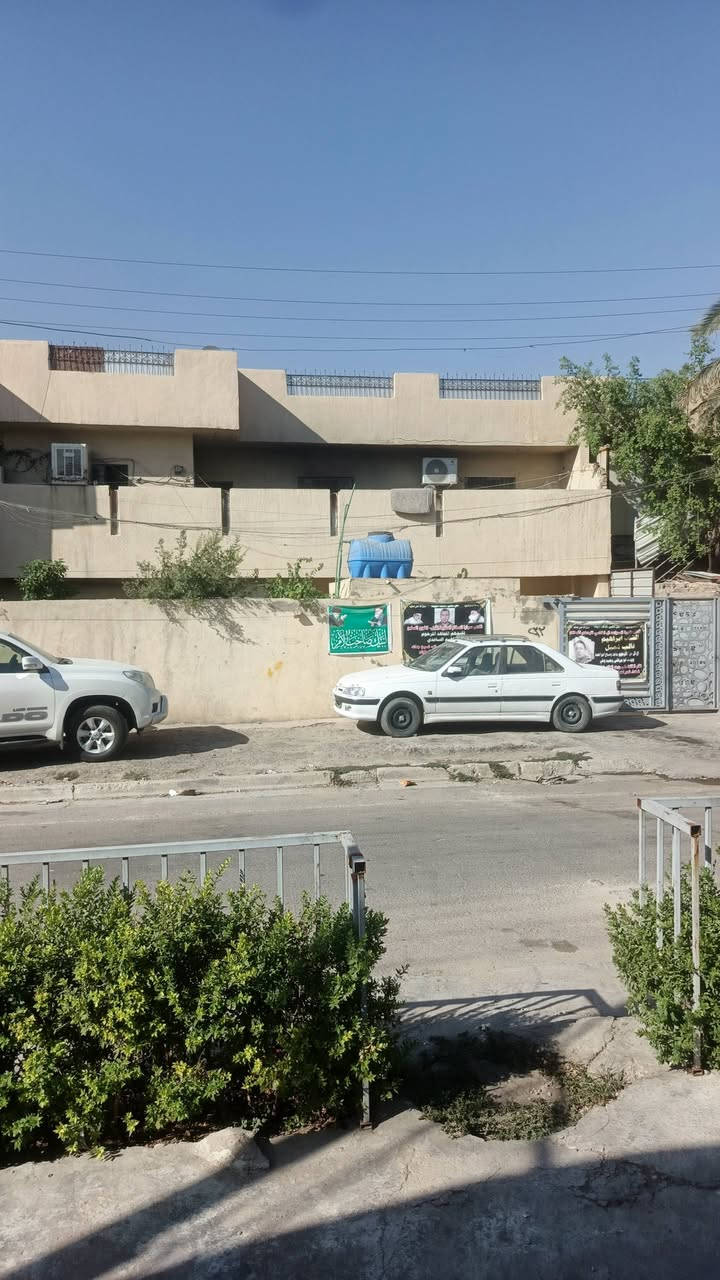 للبيع دار ملك صرف ٣٠٠ متر
الموقع بين مركز شرطة الحبيبية ومطعم وليد ابو الكص الفرع العريض تقع على شارعين من الامام شارع ١٥ متر ومن الخلف شارع ٦ متر 
طابقين مسلح بناء عام ١٩٨٠ 
يحتوي على استقبال و6 غرف نوم+ هولين + مطبخ  وبيتونه 
السعر ٧٠٠ مليون  للاستفسار ***********
