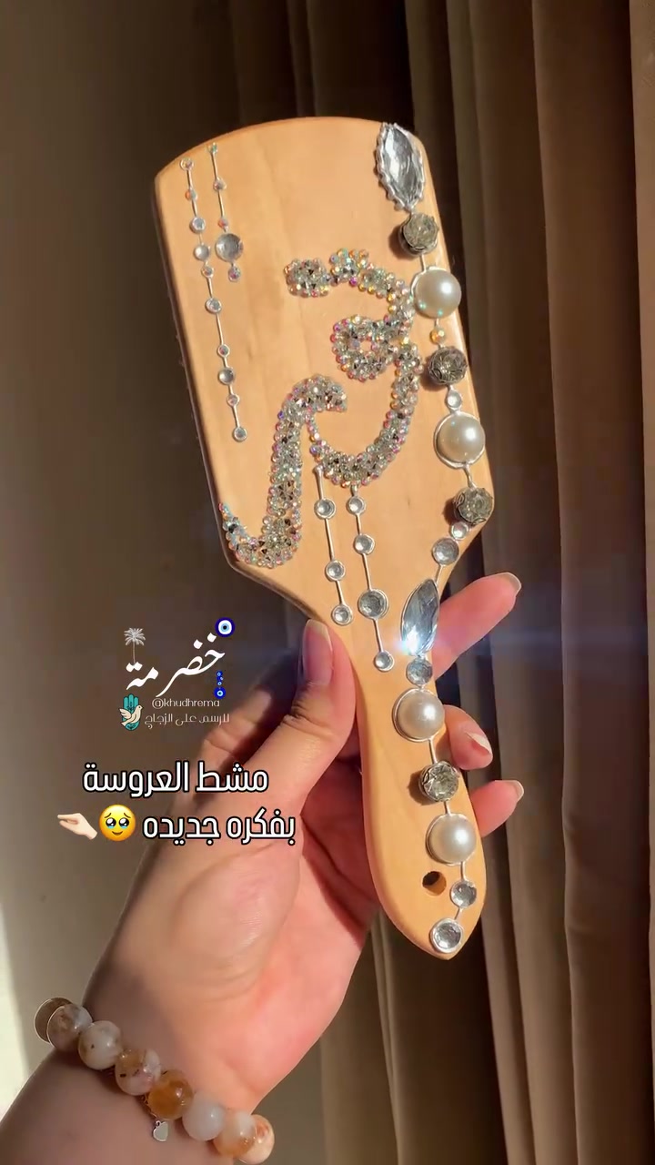 القطعة مصنوعة يدوياً بعناية فائقة، مع الاهتمام بأدق التفاصيل لضمان الجودة والتميز.
أعمالنا تُصنع على نطاق محدود لضمان التفرد والهوية الخاصة بكل تصميم.
للطلبات والاستفسار، يرجى التواصل عبر الانستغرام أو الفيسبوك.
شاكرين دعمكم للأعمال اليدوية التي تحمل بصمة وذوقاً خاصاً 

السعر ١٠

#اكسبلور #رسم_على_الزجاج #خضرمة_بغدادية #خضرميات #خُضرمّة


**إذا كنت صاحب هذا الإعلان وتريد حذفه لأي سبب، رجاءا أرسل رسالة إلى الدعم الفني**