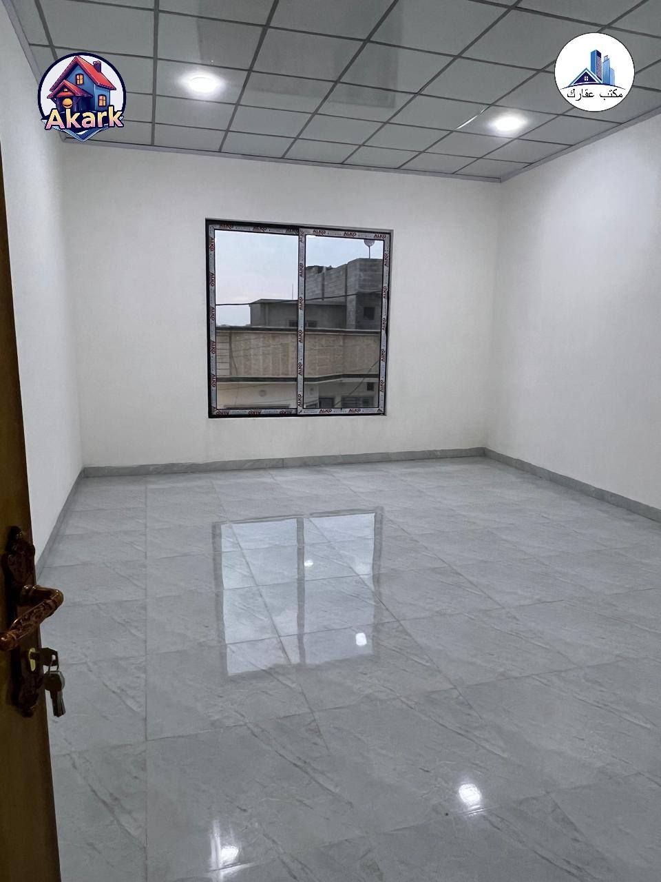 السلام عليكم دار للبيع موصل حي الملايين الثانيه زراعي حق التصرف مجمع الملك سند (25) مساحه الدار (180) متر(6) غرف نوم خدمات كامله شارع ماء كهرب سعر الدار (125) مليون للاستفسار اكثر الاتصال بالارقام التاليه
(***********)
(***********)
