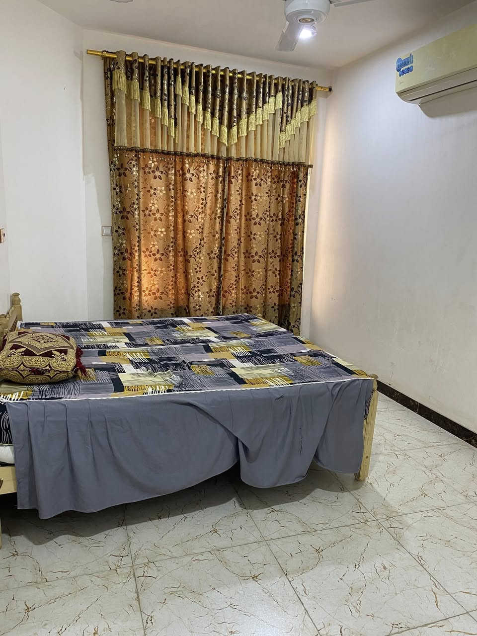 السلام عليكم بيت طابو صرف  ١٠٠متر ركن ١٠×١٠ طابقين طابق الاول يحتوي عله غرفه نوم وصاله ومبطخ ومضيف سقف كونكريت طابق ثاني يحتوي عله غرفتين نوم وصاله ومطبخ وصحيات سقف عكاده
كامل خدمات ماي مجاري تبليط مكان ديوانيه حي الصدر الثالث خلف مدرسه المسره رقم العقار ١٧٤٩١      الاستفسار *********** خاص مفتوح سعر خاص
