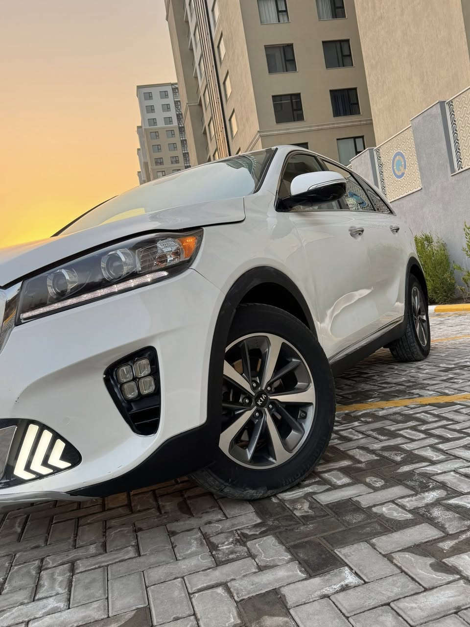 السلام عليكم من رخصه الادمن كيا سورنتو موديل ٢٠٢٠ وارد أمريكي ماشيه ٩٤ مواصفات عاديه ٧ راكب مكينه ٦ سلندر السيارة جاهزه من كلشي بس بيهة نقص دبلات خلفيه صور الحادث مال امريكا والسونار موثق بلصور مكان السياره بغداد حي الجهاد السعر ١٧٥ 
رقم الهاتف ***********
