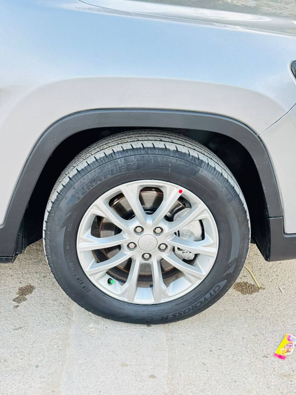 سلام عليكم جيب شيروكي مديل 19 الرقم انكليزي السياره باسمي السياره ماناقصها شي الحمدلله السعر 175 وبيها مجال بسيط للبيع او المراوس حسب القناعه 
الرقم للاستفسار ***********
