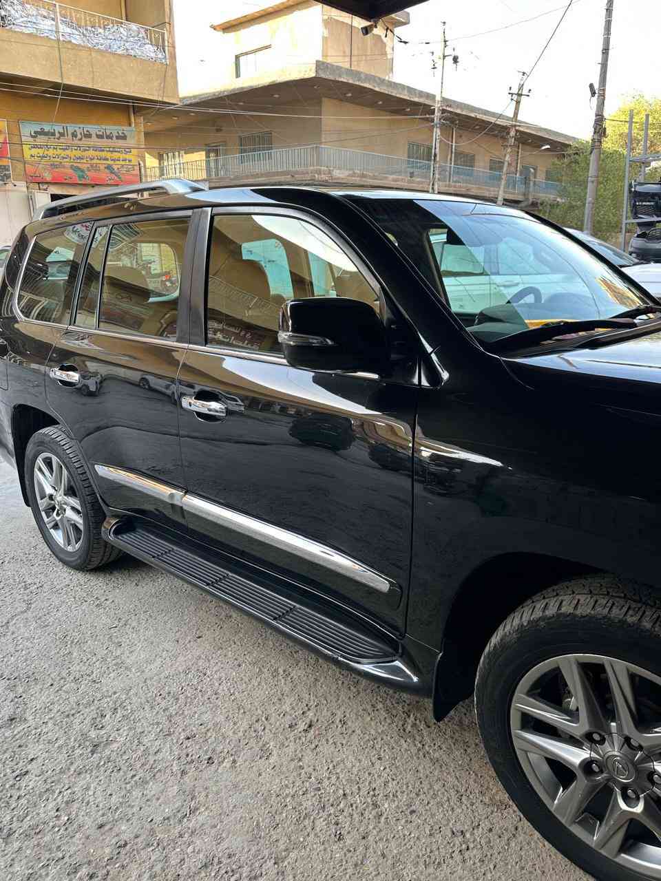 السلام عليكم لكزز للبيع موديل 2012 فول مواصفات سياره مابيه صبغ عدا  الدعاميات رقم بغداد باسمي  العنوان بغداد حي العامل   شارع 7 نيسان  ***********
