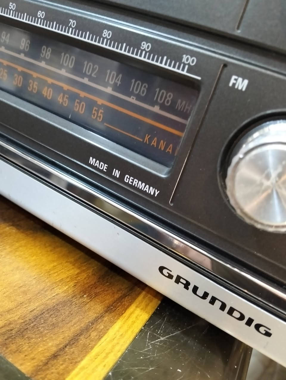 من نوادر الاجهزه الالمانيه وقوى الاجهزه 
راديو كروندك ستلايت 2100 
صناعه ألماني صنع سنة 1976
جهاز بلادي غير داخل تصليح وضع الشركه 
موجات الراديو 13 موجه مع FM 
سحب ممتاز للمواجات المذكوره
صوت عالي ونقي وتحكم بالصوت 
يعمل كهرباء وباتري كبير 
مع اناره لشاشة الموجات ومؤشر كيج 
جهاز كبير الحجم وثقيل الوزن 
أبعاد الجهاز عرض 45 سم ارتفاع 26 سم 
يوجد فديو بالمنشور يوضح التشغيل 
للحجز والاستفسار المراسله على الخاص


**إذا كنت صاحب هذا الإعلان وتريد حذفه لأي سبب، رجاءا أرسل رسالة إلى الدعم الفني**