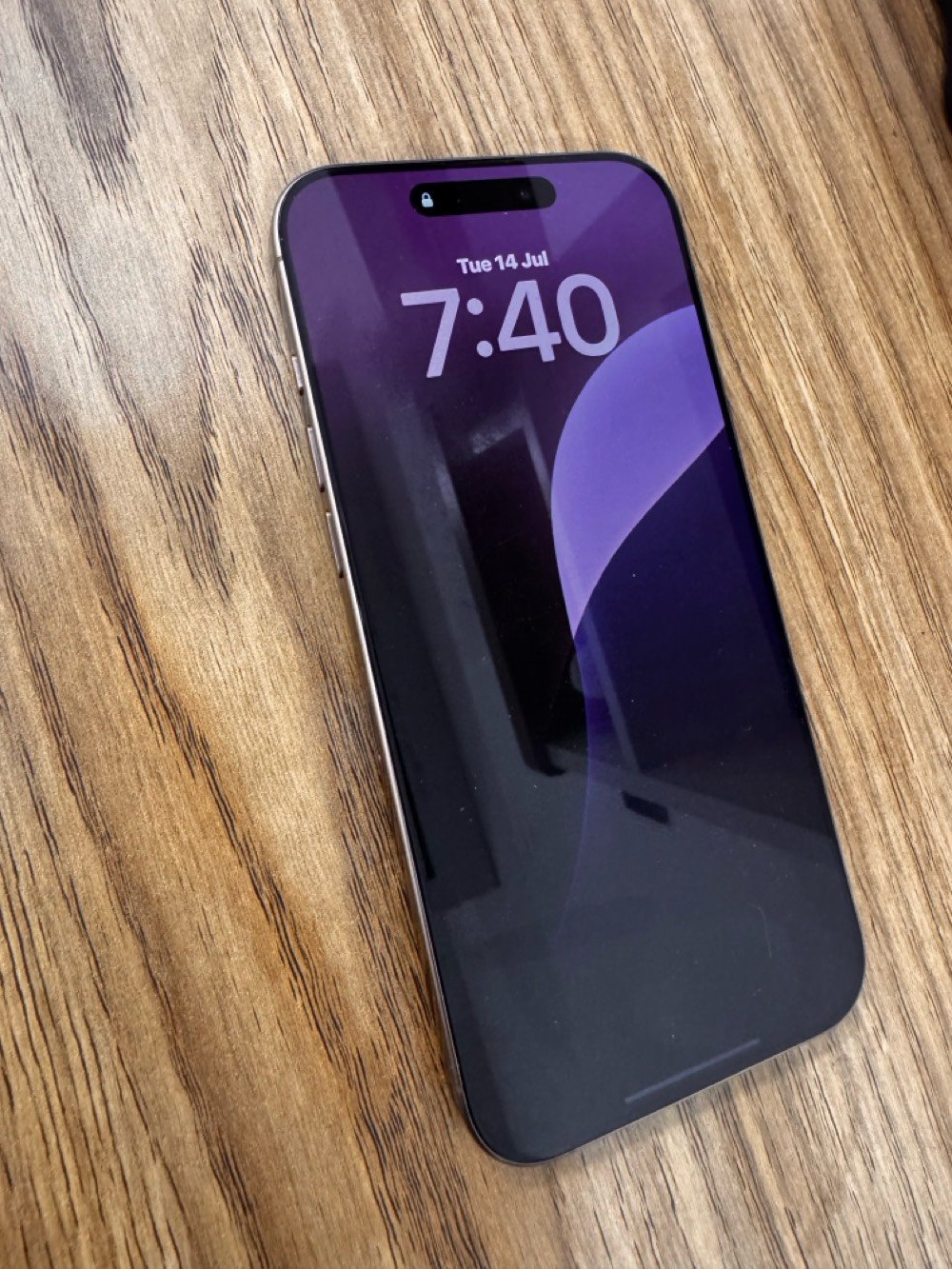 للبيع آيفون 16 برو ماكس (iPhone 16 Pro Max)
 اللون: ذهبي (Gold).
 المساحة: 256 جيجابايت.
 صحة البطارية: 97%.
 الضمان: الجهاز داخل ضمان ماستر.
 الحالة الفنية: الجهاز بحالة الوكالة، لم يسبق له الدخول لأي صيانة (شرط الفحص).
 الحالة الخارجية: الشاصي نظيف جداً ومضمون من أي شخط أو خدش، استعمال راقي جداً.
 السعر: 1,500,000 دينار عراقي (وبيه مجال للطيبين).
 المكان: بغداد.
 للتواصل: ***********.
الجهاز أخو الجديد، جاهز للاستخدام المباشر. للمهتمين بالشراء يرجى الاتصال أو المراسلة.