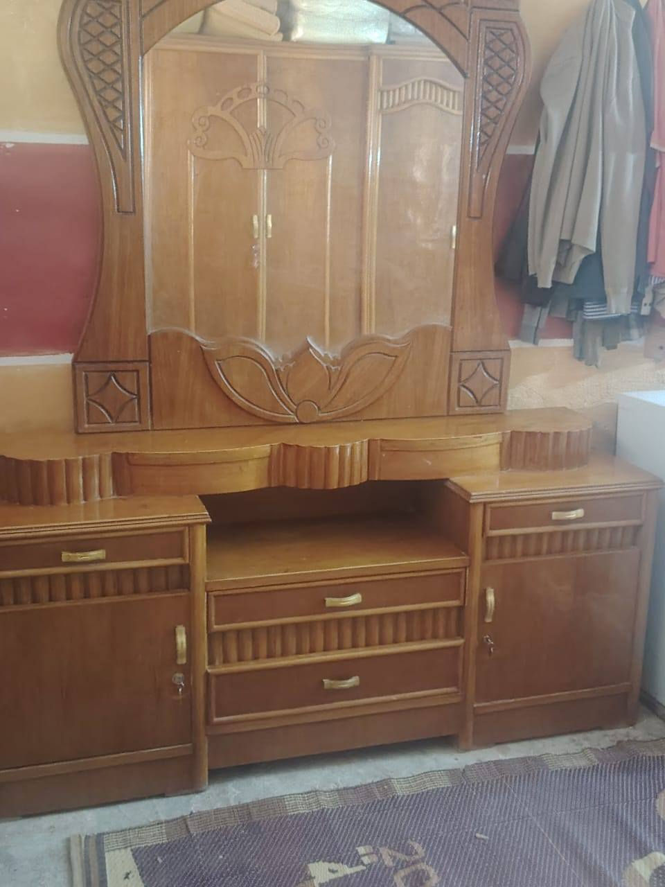 ميز امراية وتاج جربايه خشب صاج للبيع السعر 350 ألف بيه مجال 
الرقم ***********
