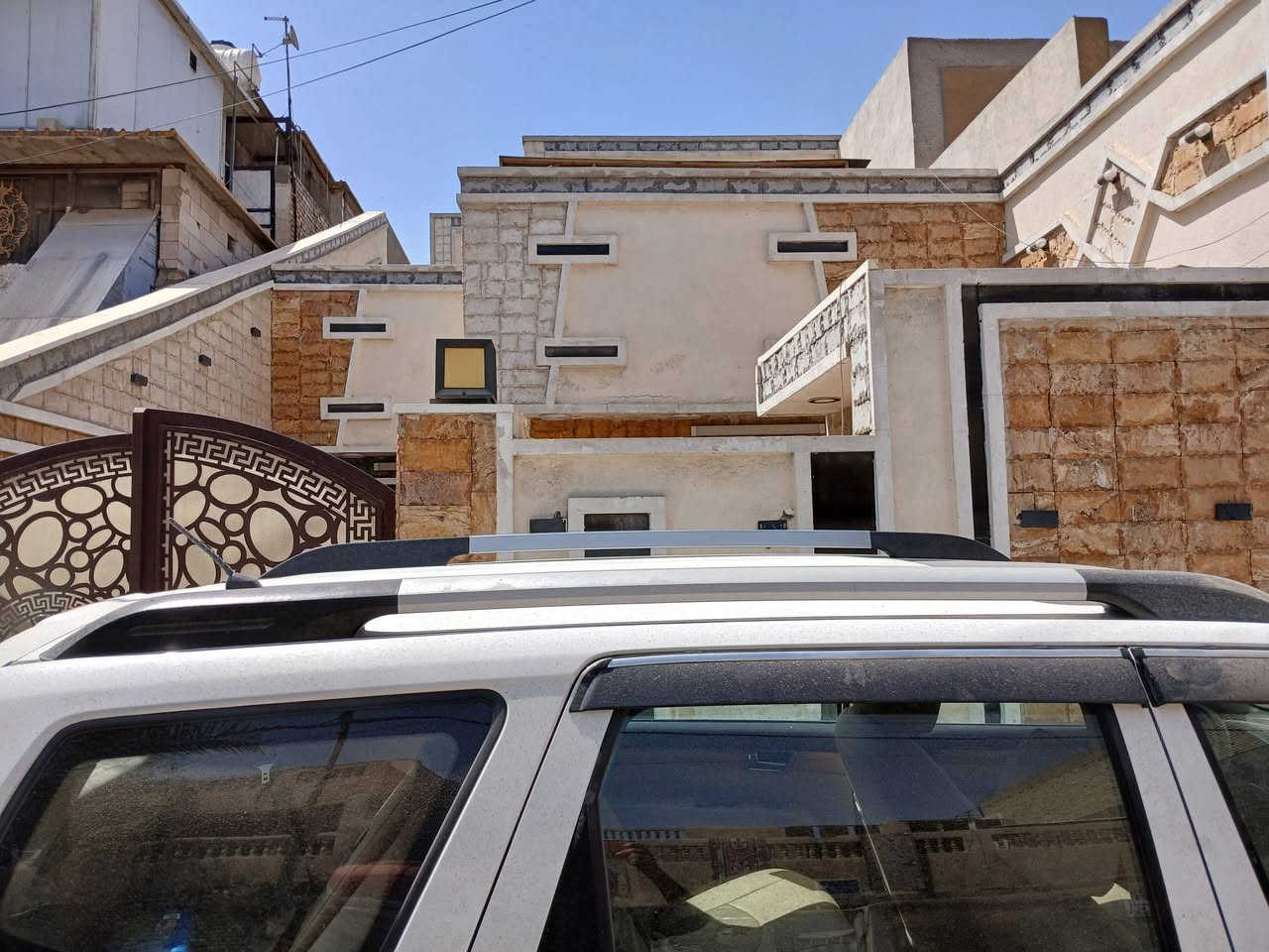 السلام عليكم بيت مساحة 165سند واقح حال 170 متر قاطين 4 غرف مع صاله مع استقبال مع كراج 7 امتار 3 حمام منطقة جميلة الثانيه خلف زامل ابو داطلي ثالث بيت عن الشارع الرئيس عرض الفرع 15متر ***********
