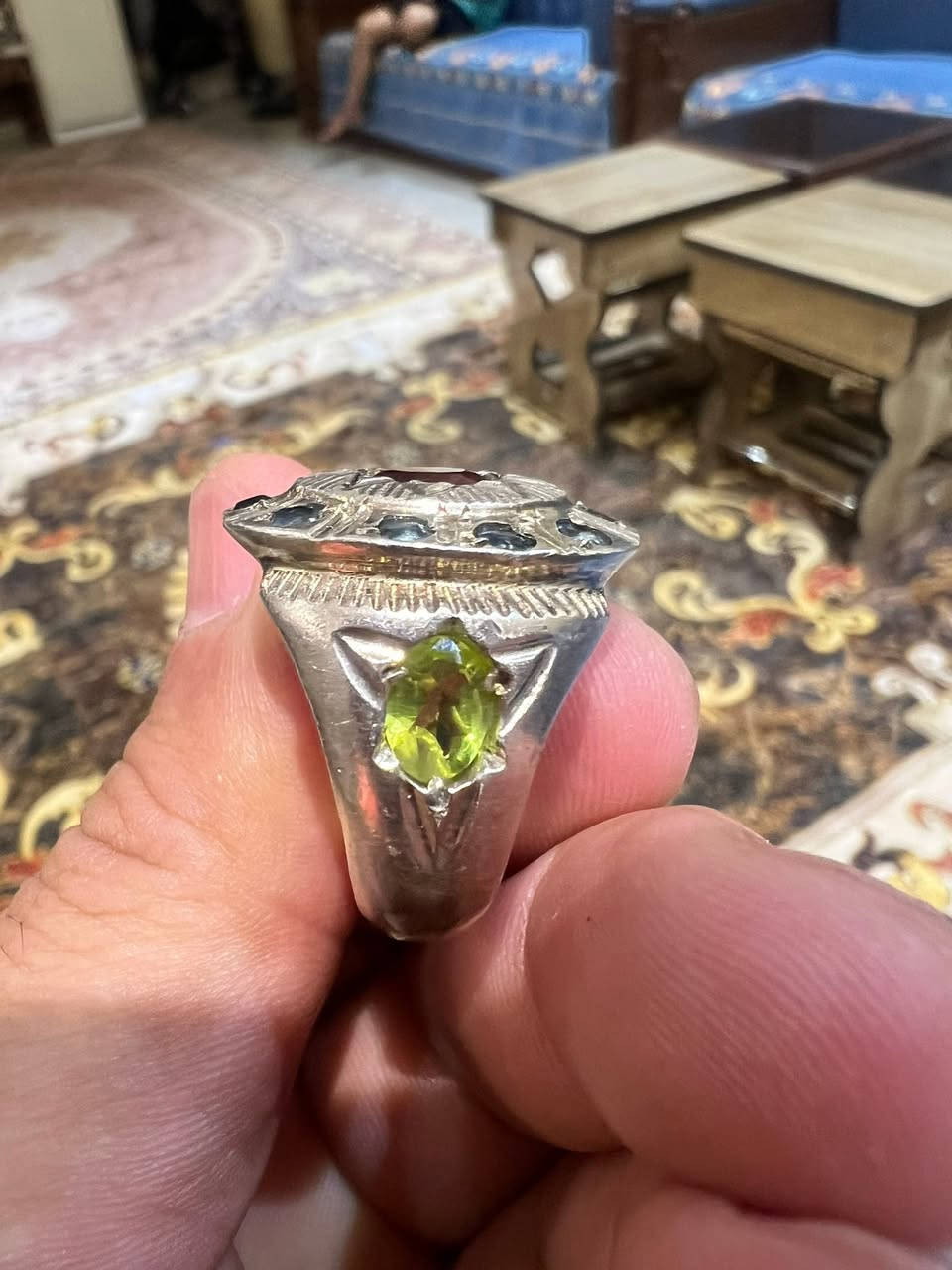 خاتم من ياقوت افريقي صياغه ثقيله مطعم توباز
وزبرجد وزفير 
سعره 100 الف


**إذا كنت صاحب هذا الإعلان وتريد حذفه لأي سبب، رجاءا أرسل رسالة إلى الدعم الفني**