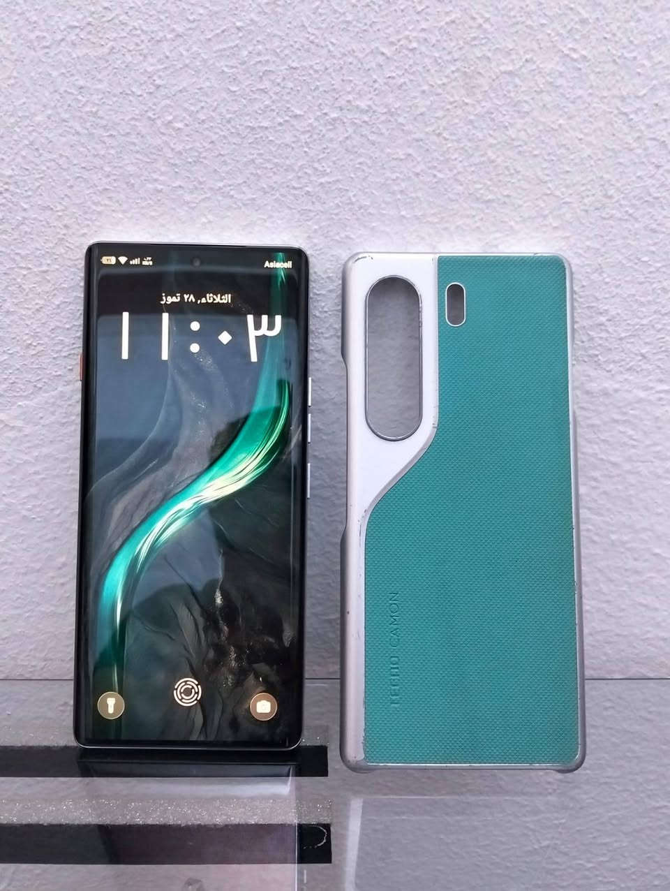 تكنو كامون 40 برو 5G للبيع بسعر مناسب
تكنو كامون 40 برو 5G اخو الجديد بعدة بضمان الشركة بسعر 300 الف وبي مجال بسيط ب ياتي ويا فقط الكفر العنوان البلديات المضمار للتواصل *********** 
مواصفات هاتف تكنو كامون 40 برو 5G (Tecno Camon 40 Pro 5G):  
​الشاشة:  
​النوع: AMOLED منحنية الأطراف.  
​الحجم: 6.78 إنش.  
​الدقة: FHD+ (1080 × 2436 بكسل).  
​معدل التحديث: 144 هرتز.  
​الحماية: زجاج Corning Gorilla Glass 7i.  
​المعالج والأداء:  
​المعالج: MediaTek Dimensity 7300 Ultimate (ثماني النواة بدمج 4 نانومتر).  
​نظام التشغيل: أندرويد 15 مع واجهة HiOS 15.  
​الذاكرة والتخزين:  
​الذاكرة العشوائية (RAM): 12 جيجابايت (مع إمكانية التوسعة الافتراضية).  
​سعة التخزين الداخلية: 256 جيجابايت.  
​المنفذ: لا يدعم كارت ذاكرة خارجي.  
​الكاميرات:  
​الخلفية (مزدوجة):  
​الرئيسية: 50 ميجابكسل (مستشعر Sony LYT-700C) مع تثبيت بصري OIS.  
​الزاوية الواسعة: 8 ميجابكسل.  
​تصوير الفيديو: بدقة 4K (2160p).  
​الأمامية (السيلفي): 50 ميجابكسل مع تركيز تلقائي (Autofocus) وتتبع العينين.  
​البطارية والشحن:  
​السعة: 5200 مللي أمبير.  
​الشحن السريع: قدرة 45 واط عبر منفذ Type-C.  
​الاتصال والميزات الأخرى:  
​الشبكات: يدعم شبكات الجيل الخامس 5G وشريحتي اتصال Nano-SIM.  
​المقاومة: مقاوم للماء والغبار بمعيار IP68 / IP69.  
​الصوت: سماعات ستيريو يدعم تقنية Dolby Atmos.  
​الأمان: بصمة أصبع مدمجة تحت الشاشة.  
​المنافذ: منفذ USB Type-C (لا يتوفر منفذ 3.5 ملم للسماعات).  
​المميزات الإضافية: يدعم تقنية NFC، وزر خاص لتفعيل ميزات الذكاء الاصطناعي (Ella & FlashSnap)
الفريمات ياتي ب 90 فريم على الببجي.
