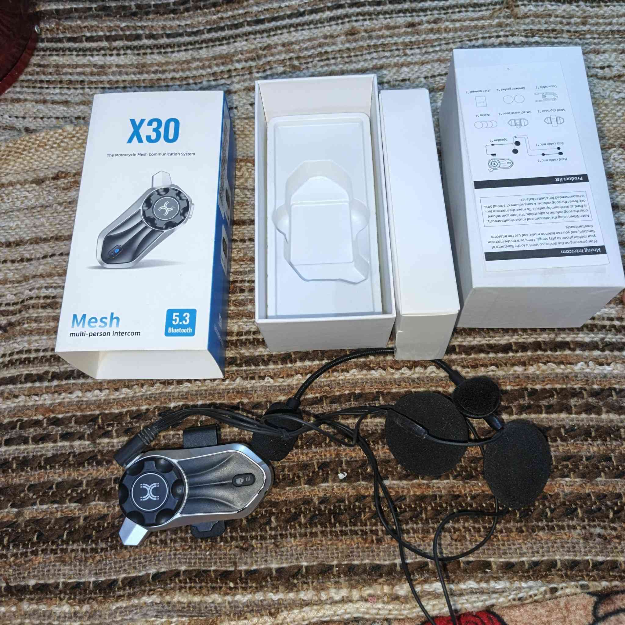 سلام عليكم شباب سمعات  خوذه  السمعات شتريتهن قبل يوم  وثاني يوم سويت حادث   وبطلت من الدليفري سمعات معروضات للبيع سعر 30 الف قفل لئن اني اخذتهن من الماني ب50الف رقم *********** تصل ذا محصلتني رسلني وتساب
