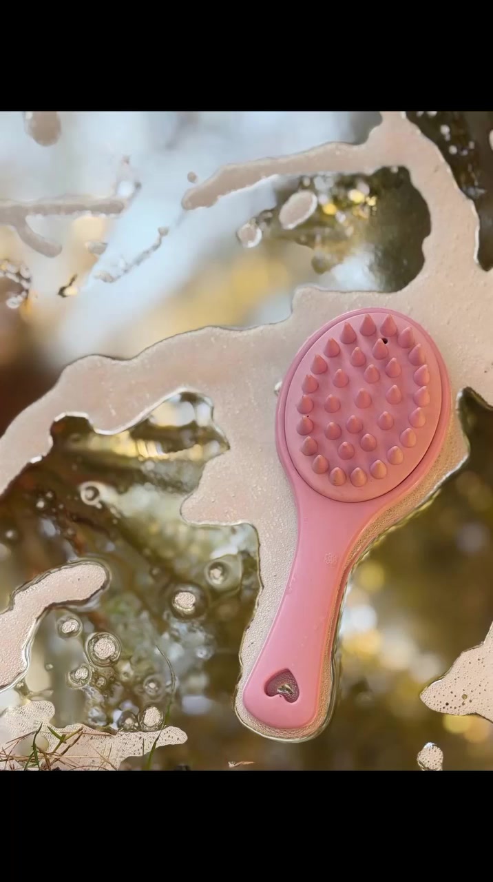 فوائد مدلكة الشعر 🙆💧

تحفيز نمو الشعر: تعمل الدلاكة على تنشيط الدورة الدموية في فروة الرأس، مما يغذي بصيلات الشعر ويعزز نموه الصحي ويقلل من تساقطه.•

تنظيف عميق لفروة الرأس: تساعد على إزالة خلايا الجلد الميتة، الزيوت الزائدة، وبقايا المنتجات المتراكمة، مما يترك فروة رأسك نظيفة ومنتعشة ويقلل من القشرة.°

تخفيف التوتر والاسترخاء: تجربة التدليك اللطيفة تساهم في إفراز هرمونات السعادة مثل السيروتونين، مما يقلل من التوتر والصداع ويمنحك شعوراً بالراحة والهدوء.•

تحسين امتصاص المنتجات: عند استخدامها مع الشامبو أو زيوت الشعر، تساعد الدلاكة على توزيع المنتجات بشكل أفضل وتعزيز امتصاص فروة الرأس للمغذيات.•


**إذا كنت صاحب هذا الإعلان وتريد حذفه لأي سبب، رجاءا أرسل رسالة إلى الدعم الفني**