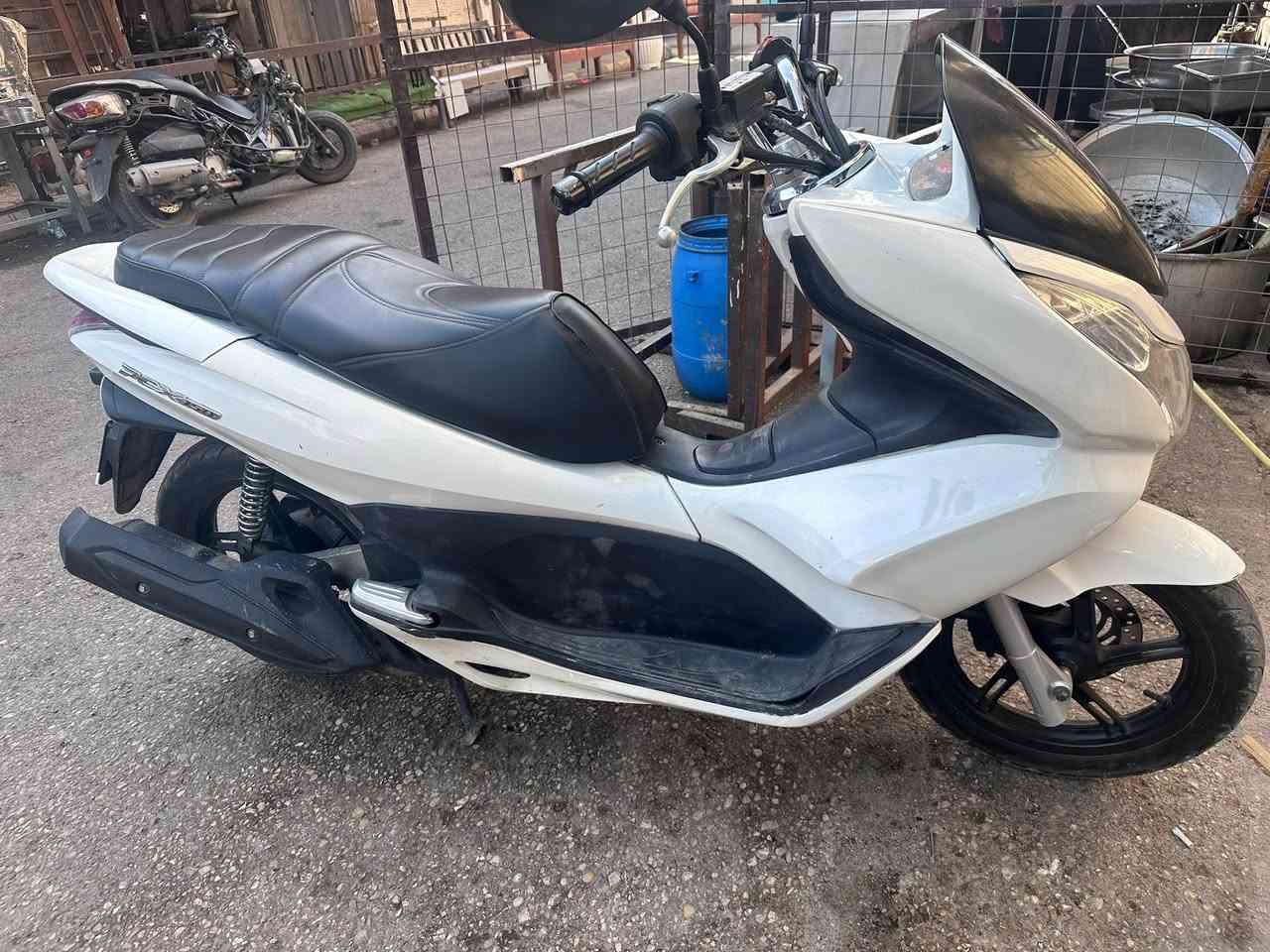 لسلام عليكم pcx جيل اول محرك 150 دراجة ع فحص وين متريد بية قطعتين رش فقط الباقي كفالة السعر ١٢ ونص مكاني كوت مركز ***********ماشية 69
