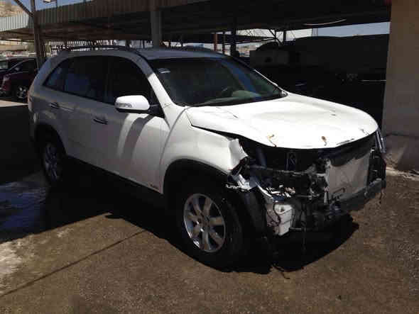 السلام عليكم 
 كيا سورينتو 2013، وارد كندي، بدون أيرباك، بحالة جيدة. السيارة لديها حادث بسيط موضح بالصورة، يشمل صبغ دعامية وبنيد وجاملغ.

*المواصفات:*

- محرك 6 سلندر 3,500
- 7 راكب
- 3 قطع تبريد
- تحكم مقود
- مانع انزلاق
- شاشة وكاميرا
- تدفئة مقاعد
- فور ويل
- رقم بغداد
- حدادة صدر وتايرات ومنظومة تبريد جديدة
- الكير والمحرك مكفولات

*الحالة:*

- السيارة بيها تكشير بسيط وهذه بكل السورنتو تحتاج إلى عناية بالكشر فقط، الدواخل كله جديد.

*السعر:* 153$ قفل

*للتواصل:* ***********
السياره موجوده ببغداد الدوره
