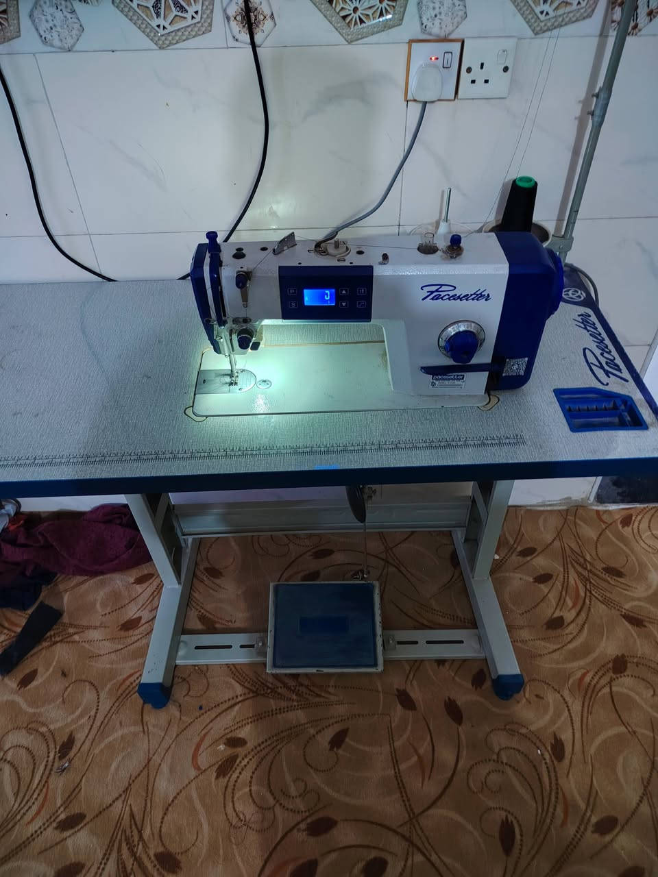 مكينة خياطة حديثة استعمال قليل نضيفة وعلى الفحص للاتصال واتساب ***********
