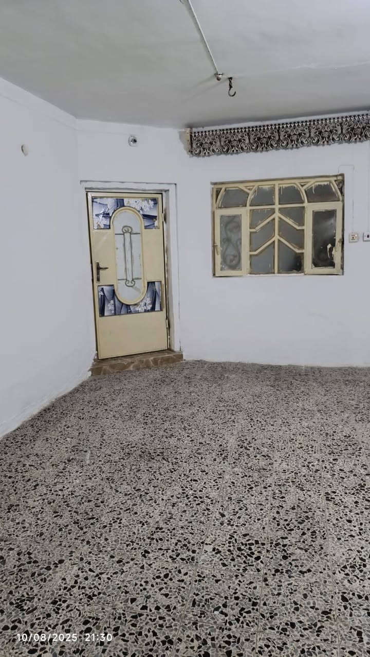 بيتين مجاورين للإيجار 🔹
يتكون كل بيت من:
▪️ غرفة كبيرة مساحة 7 أمتار
▪️ غرفة ثانية 4×5
▪️ مطبخ
▪️ استقبال
▪️ صالة
▪️ طرمة
▪️ تخاريج كاملة
📐 مساحة كل بيت: 150 متر
💰 الإيجار الشهري: 425 (قفل مع الكهرباء) للبيت الواحد 
📍 الموقع: حي العدالة – شارع الصب، على الشارع العام
للاستفسار يرجى التواصل ***********
