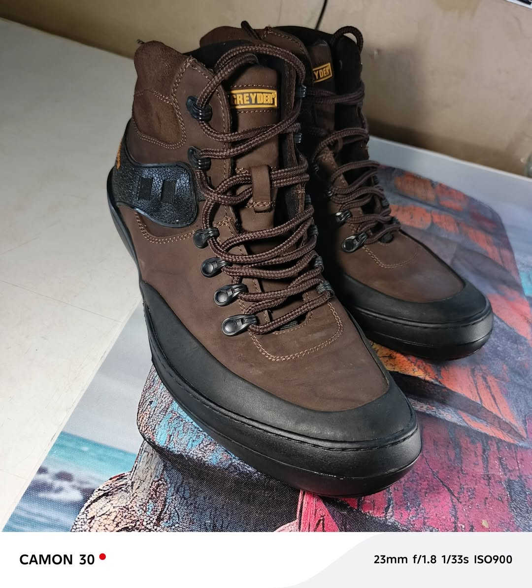 حذاء  رجالي من ماركة Greyder. 
إليك أبرز التفاصيل والمواصفات المتعلقة بهذا النوع من الأحذية:
العلامة التجارية: غرايدر (Greyder)، وهي علامة تجارية معروفة بجودة أحذيتها الجلدية.
المادة الخارجية: جلد طبيعي (Genuine Leather) بلمسة "نوبوك" أو جلد مطفي باللون البني.
المميزات التقنية:
مقاومة الماء: تتميز العديد من موديلات هذه الفئة بكونها مقاومة للماء (Waterproof).
البطانة الداخلية: غالباً ما تكون مزودة ببطانة من النسيج أو مواد توفر الدفء والراحة.
النعل: نعل مطاطي سميك ومريح، مصمم لتوفير الثبات ومنع الانزلاق في الظروف الشتوية.
التصميم: حذاء برقبة متوسطة (Boot) مع نظام رباط محكم وحلقات معدنية متينة.


**إذا كنت صاحب هذا الإعلان وتريد حذفه لأي سبب، رجاءا أرسل رسالة إلى الدعم الفني**