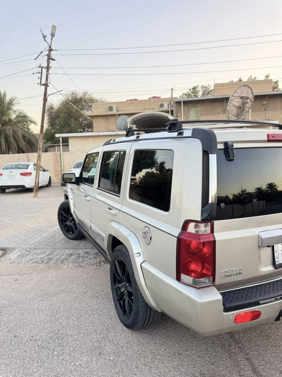 السلام عليكم
للبيع جيب كوماندر  موديل 2007 
لون ذهـبي (شمباني)
رقم بغداد دولي هزه وملصق وسنويه كامل ومداور ثاني يوم

مواصفات:
كشنات جلد بيجي
3فتحات
تبريد ثلاث قطع
تلفزيون بل قماره بلادي
كشنات كهرباء +كشنات خزن
جنطه شفط بلادي
مكينه 8 هيمي(5700)  مكفوله لاتبخير ولاتنقيص 

حداديه جاهزه وحلوه
تخم تاير +ويل20
تبريد جاهز

السياره بيه قطعتين صبغ باب وجاملغ خلفي اثر جراد فقط ..

العنوان : النجف الاشرف

السعر: 105 وبيه مجال للطيبين وكلشي اكو بل سوك ...
متواجد على الفيس.

***********
***********
