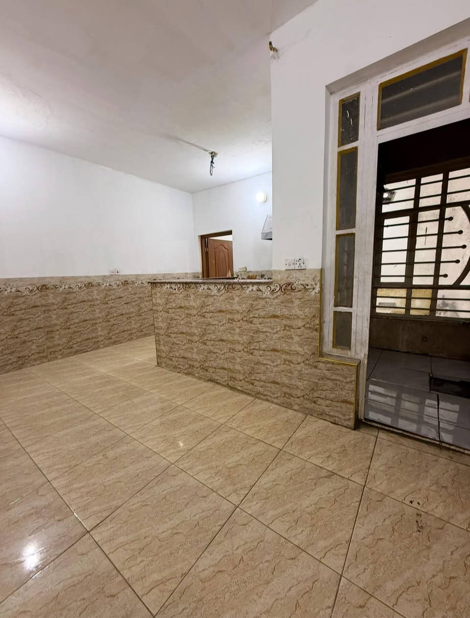 للإيجار 🛑
سلام عليكم.شقه طابق ارضي ديلوكس لإيجار  غرفه  نوم وصاله وخدامات الغزاليه شارع البداله العام مجاور ملعب ابو أوس الخماسي السعر ٤٥٠ الف 
للاستفسار . ***********
