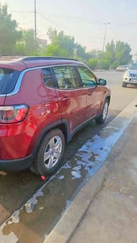 جيب كومباس مديل 2022لون كرزي  موصفات Limited بيه قطعتين باب وره سائق و...