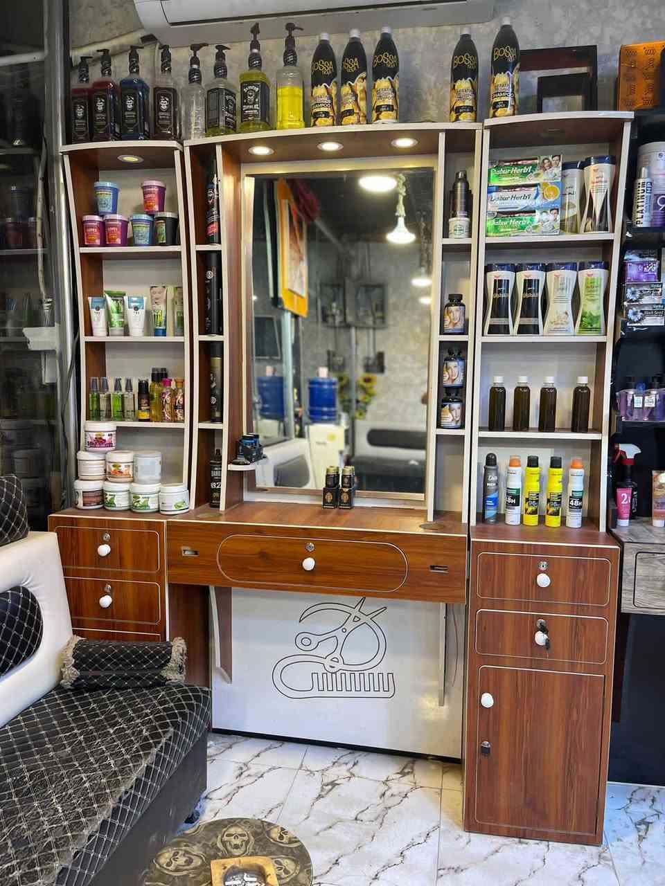 ميز حلاقه عدد 2 مع ملحقاته السعر 750 للستفسار اتصال بالرقم *********** عمارة, ميسان
