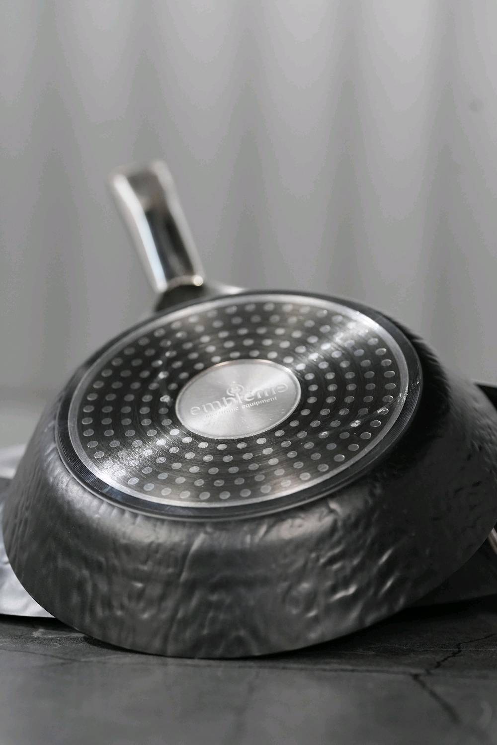 مقلاة إمبليوم الأصلية – سيت 3 قطع 🔥
إذا تريد مقلاة تعمّر وتطبخ براحتك بدون ما يلتصق الأكل، فهاذي اختيارك الصح 👌
✔️ طلاء 3 طبقات نون ستيك قوي يخلي الطبخ أسهل والتنظيف أسرع
✔️ سماكة جسم 3.5 ملم حتى توزع الحرارة بشكل متساوي
✔️ تتحمل لحد 16,000 خدش يعني استخدام يومي بدون خوف
✔️ مسكات مريحة وثابتة، ما تسخن بسرعة
✔️ مناسبة لكل أنواع الطبخ: بيض، لحم، خضرة، فطور وغدا
📦 السيت يحتوي 3 أحجام تناسب كل الاحتياجات:
– 20 سم
– 24 سم
– 28 سم
💯 جودة عالية من Emblem، عملية، متينة، وتخلي مطبخك مرتب واحترافي.
اختيار ذكي لكل مطبخ 👩‍🍳👨‍🍳