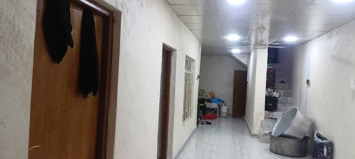بيت طابو ملك صرف في الاصمعي الجديد قريب من الشارع العام مقابيل الموفقية الفرع الضيق المساحة 90متر طابقين الارضي صحيات ومطبخ واستقبال وهول وغرفة والطابق الاول 3غرف وهول وسطح وبيتونه البيت نظيف جداً السعر المطلوب 150مليون الاتصال على الرقم *********** بي واتساب
