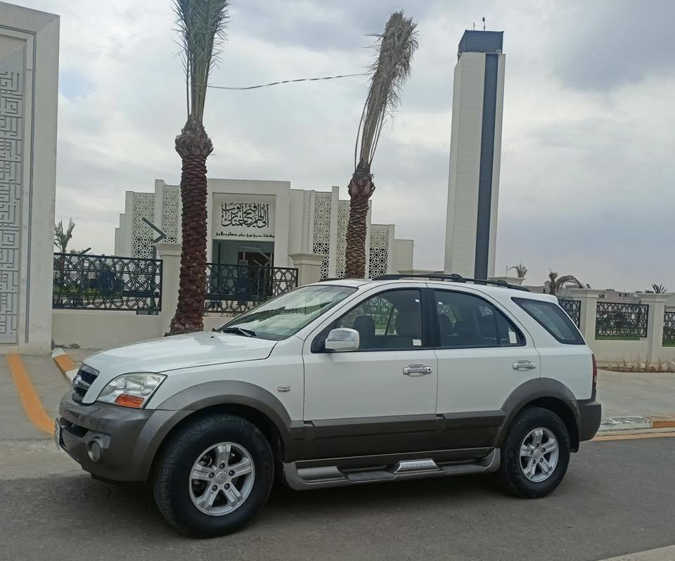 للبيع سورنتو 2004 سياره جديده بمعنى الكلمه داخل صاج مكينه 3500 مال حاويه قبل شهرين شادها مري شفط فتحه بلسقف تحكمات التبريد بيانو تحكم ستيرن طخم تايرات جدد حتى السبير شاشه كبيره كأمره منضومه زنون شادلها دفع رباعي رقم اربيل دولي شرط التحويل سياره مايعوزها بس ستر الله مكاني موصل ايسر.
 بي واتساب ***********
