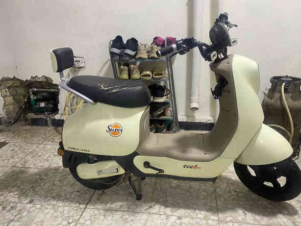 دراجه شحن للبيع Q8
السلام عليكم 
دراجه كامله بطاريات اكبار اربعه جديد صارلي شهر من شديتهن 
المكان بغداد ادوره
السعر 400 الف 
الرقم ***********
